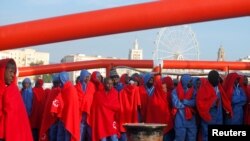 Des migrants, interceptés au large de la mer Méditerranée, attendent de débarquer d'un bateau de sauvetage après être arrivés au port de Malaga, dans le sud de l'Espagne, le 13 novembre 2018. REUTERS / Jon Nazca