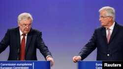 Šef britanskog tima za Bregzit Dejvid Dejvis i glavni pregovarač sa strane EU Mišel Barnije, jul 2017.