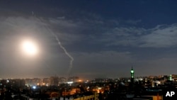 Misil-misil ditembakan ke udara di dekat bandara internasional, di Damaskus, Suriah, menarget serangan udara Israel, 21 Januari 2019.