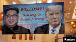 Spanduk "Selamat Datang" bergambar Pemimpin Korea Utara Kim Jong-un dan Presiden AS Donald Trump, menghiasi restoran Korea Selatan (22/2), menjelang penyelenggaraan KTT USA-DPRK di Hanoi, Vietnam. (Foto: dok).
