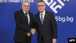 Le Conseil européen a publié cette photo de Valentin Radev, mnistre bulgare, à gauche, serrant la main à son homologue allemand Thomas de Maiziere, à Sofia, le 25 janvier 2018.