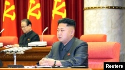 지난 8일 평양에서 열린 조선노동당 중앙위원회 정치국 확대회의에 참석한 북한 김정은 국방위원회 제1위원장. 조선중앙TV는 이날 회의에서 반당·반혁명 종파주의로 실각한 장성택 북한 국방위원회 부위원장이 현장에서 끌려나간 장면을 보도했다.