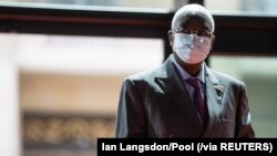 Presiden Mali untuk masa transisi, Bah Ndaw, di Grand Palais Ephemere untuk menghadiri pertemuan tingkat tinggi, di Champs de Mars, Paris, Perancis, 18 Mei 2021. (Foto: Ian Langsdon/Pool via Reuters)