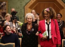 برناردین اواریستو و مارگارت اتوود به طور مشترک برنده جایزه بوکر شدند