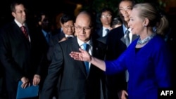 US Secretary of State Hillary Clinton (R) speaks with Burma's President Thein Sein (L) before a meeting in Siem Reap, Cambodia on July 13, 2012. 