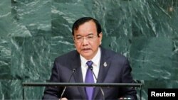 រូបឯកសារ៖ រដ្ឋមន្ត្រីការបរទេសកម្ពុជា លោក ប្រាក់ សុខុន ថ្លែង​ទៅកាន់​កិច្ច​ប្រជុំ​មហាសន្និបាត​អង្គការ​សហប្រជាជាតិ នៅ​ទីស្នាក់ការ​អង្គការ​សហប្រជាជាតិនៅបុរីញូវយ៉ក សហរដ្ឋ​អាមេរិក កាលពីថ្ងៃទី២២​​ ខែកញ្ញា ឆ្នាំ២០១៧។