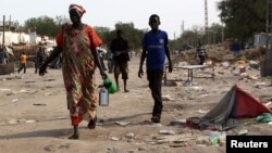 남수단 내전 지역인 말라칼에서 지난달 30일 주민들이 교전으로 파괴된 상점을 지나 대피하고 있다. (자료사진)