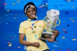 지난 8일 미국 디즈니월드에서 열린 '스크립스 내셔널 스펠링 비' 대회에서 우승한 자일라 아방가르드 양이 트로피를 들고 기뻐하고 있다.