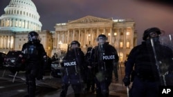 1月6日晚美国国会大楼前的执法人员 （美联社） 