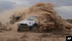Le pilote Orlando Terranova d'Argentine et son copilote Andreas Schulz d'Allemagne à vive allure à bord de leur Mini lors de la 11ème étape du Dakar, entre San Juan et Rio Cuarto, Argentine, le 13 janvier 2017.