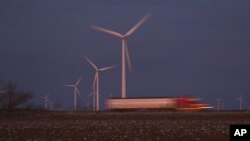 Veliki kamion prolazi pored vetrenjača u blizini grada Svitvoter u Teksasu