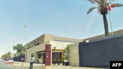 7일 사우디아라비아 수도 리야드의 캐나다 대사관. 사우디 정부는 자국에 대한 캐나다의 인권 탄압 발언을 내정간섭으로 규정하고 캐나다 대사를 추방한 데 이어, 국영항공사인 사우디아 여객기의 캐나다 토론토 직항 운항을 중단하기로 했다.