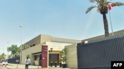 Seorang pria berdiri di luar gedung Kedutaan Besar Kanada di Ibu Kota Arab Saudi, Riyadh, 7 Agustus 2018. 