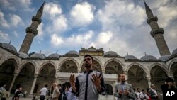 Warga Muslim Turki melakukan salat Ied di Masjid Suleymaniye di Istanbul (6/4).