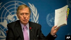 마이클 커비 유엔 북안인권조사위원회 위원장이 17일 스위스 제네바에서 열린 기자회견에서 최종 보고서 내용을 소개하고 있다.