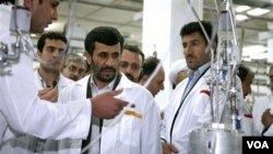 Presiden Mahmoud Ahmadinejad saat meninjau fasilitas pengayaan uranium Iran di Natanz (foto dokumentasi).