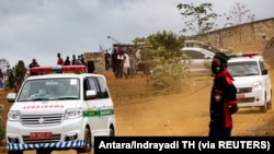 Ambulans terlihat di area pemakaman yang disediakan pemerintah untuk korban COVID-19, seiring lonjakan kasus di Jayapura, Papua, 20 Juli 2021. (Foto: Antara/Indrayadi TH via REUTERS)
