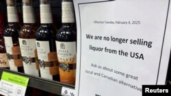 ป้ายในร้านค้าแห่งหนึ่งในเมืองวินนิเพ็ก ประเทศแคนาดา เมื่อ 2 ก.พ. 2568 ที่แจ้งให้ลูกค้าทราบว่า จะหยุดจำหน่ายสุราจากสหรัฐฯ เพื่อตอบโต้การเรียกเก็บภาษีนำเข้าของปธน.โดนัลด์ ทรัมป์ 