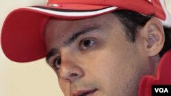 Pembalap Ferari Felipe Massa berbicara pada pertemuan tahunan Ferari dengan media (12/1).