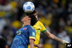 Pemain Kolombia Yairo Moreno (kiri) dan Lucas Paqueta (Brazil) menyundul bola saat pertandingan sepak bola kualifikasi Piala Dunia FIFA Qatar 2022 di stadion Neo Quimica Arena di Sao Paulo, Brazil, Kamis, 11 November 2021. (Foto: AP/Andre Penner)