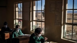 Les élèves de 7e année de l'école secondaire Sitoromo de Sterkspruit prennent leur petit-déjeuner le 6 juillet 2020.