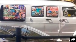 Kombi sa prozorima prelepljenim nalepnicama protiv istaknutih demokrata, čiji je vlasnik Cezar Sajok, osumnjičen za slanje pošiljki sa eksplozivom političkim neistomišljenicima predsednika Trampa.