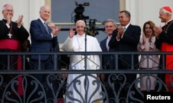 Pope Francis waves from the Speaker's Balcony after concluding his addresses before a joint meeting of the U.S. Congress, Sept. 24, 2015.
