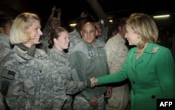 Xillari Klintonning aytishicha, Amerika Afg'onistonda harbiy harakatlarni davom ettirar ekan, Qirg'izistonda o'z tranzit markaziga ega bo'lishni istaydi. "Manasni 2014 yilgacha tark etish niyatimiz yo'q", - deydi u.