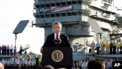 Presiden George W. Bush mendeklarasikan akhir pertempuran besar di Irak di atas kapal USS Abraham Lincoln di pesisir California, Mei 2003.