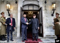 Presiden Afghanistan Ashraf Ghani (tengah kanan) dan Presiden Indonesia Joko Widodo bersalaman sebelum memulai pertemuan di Istana Kepresidenan di Kabul, Afghanistan, 29 Januari 2018.(Foto: AP)