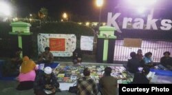 Setiap akhir pekan lapal Komunitas Vespa Literasi ramai dikunjungi warga di alun-alun Probolinggo, Jawa Timur. (Foto courtesy: Abdul Haq)