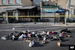 Sepatu terlihat menumpuk di dekat lokasi serangan bersenjata di Dayton, Ohio pada 4 Agustus 2019. (Foto AP / John Minchillo).