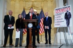 존 바라소 의원(가운데) 등 미국 공화당 상원의원들이 지난 20일 워싱턴 연방의사당에서 바이든 행정부 1년에 관한 기자회견을 했다.