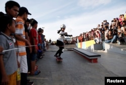 Seorang anak perempuan bermain skateboard di Taman Kalijodo, Jakarta. Pemerintah mengubah kawasan hiburan malam Kalijodo menjadi taman rekreasi, February 2017. (REUTERS/Darren Whiteside)