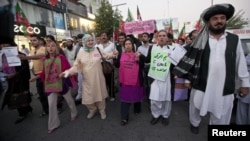 Beberapa aktivis perdamaian AS dan pendukung partai PTI Pakistan melakukan reli untuk memprotes serangan pesawat tak berawak AS di Pakistan.