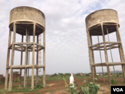 Les châteaux construits en 2011 par le gouvernement en panne, au Tchad, le 18 juillet 2017. (VOA/André Kodmadjingar)