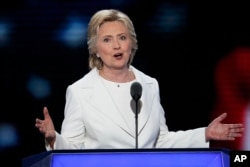 Hillari Klinton demokratlar qurultoyida nutq so'zlamoqda.