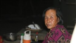 អ្នកស្រី ឃន ខន អាយុ៦៤ឆ្នាំ ពលរដ្ឋដែលមានជម្លោះដីធ្លីជាមួយក្រុមហ៊ុនស្ករអំពៅភ្នំពេញ ក្នុងខេត្តកំពង់ស្ពឺ។ (ស៊ុន ណារិន/VOA Khmer)