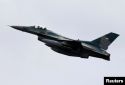 An F16 fighter jet is seen during a military exercise at Ranai military airbase in Natuna Island, Riau Islands province, Indonesia October 6, 2016.