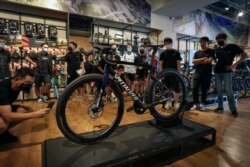 Pelanggan mengenakan masker di tengah pandemi Covid-19, saat melihat model baru sepeda Amerika yang baru diluncurkan di sebuah toko ritel di Beijing, 29 Juli 2020.