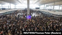 Masvoni protest građana na aeorodromu u Hong Kongu