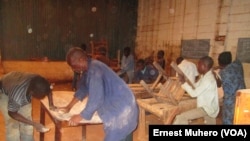 Les ex-enfants soldats apprennent la menuiserie chez FSH à Bukavu, en RDC, le 14 octobre 2016. (VOA/Ernest Muhero)