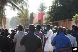 Warga setempat berkumpul di dekat hotel Radisson Blu di Bamako, Mali, setelah pasukan bersenjata menghujani bangunan itu, 20 November 2015.