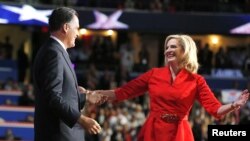 Capres partai Republik Mitt Romney menyambut isterinya di panggung seusai Ann Romney memberikan pidato di depan konvensi nasional partai Republik (28/8).