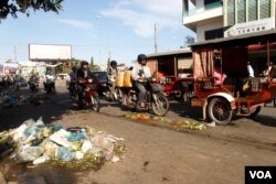 រូបឯកសារ៖ គំនរ​សំរាម​ដែលភាគច្រើនជាថង់ប្លាស្ទិក ត្រូវ​បានទុក​ចោល​នៅ​ជិតផ្សារ​ដើមគរ នាព្រឹកថ្ងៃ ៣ ខែកក្កដា ឆ្នាំ២០១៥។ (អ៊ុច នីដា/VOA)