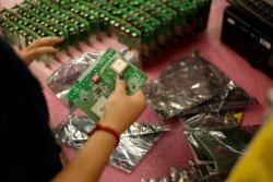 Seorang karyawan NDP Technology, sebuah perusahaan swasta khusus perakitan PCB (Printed Circuit Board) untuk berbagai industri, tengah bekerja di Ciudad Juarez, Meksiko, 3 Juni 2019. (Foto: Reuters/Jose Luis Gonzalez)