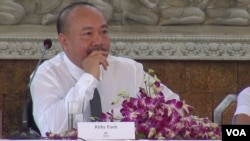 លោក​ ប៉ាន់ រិទ្ធី អ្នក​ផលិត​ខ្សែ​ភាព​យន្ត «​មុនដំបូង​ខ្មែរក្រហមសម្លាប់​ប៉ា​ខ្ញុំ» ចូល​រួម​ក្នុង​សន្និសីទ​សារព័តមាន​កាល​ពី​ថ្ងៃទី​១៨ កុម្ភៈ ២០១៧ ខេត្ត​សៀមរាម ប្រទេស​កម្ពុជា។ (នៅ វណ្ណារិន/VOA)