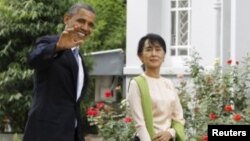Presiden AS Barack Obama dan pemimpin demokrasi Burma, Aung San Suu Kyi di rumah kediaman Suu Kyi di Rangun, Burma (19/11).