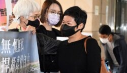 香港电台编导蔡玉玲(右)因报道7-21元朗袭击事件，被控作出两项虚假陈述罪， 案件3月24日正式开审，她进入法庭应讯前向支持者致谢 (美国之音/汤惠芸)