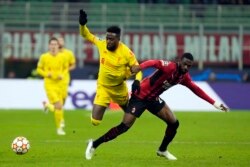 Fikayo Tomori na AC Milan, dama, ya dakatar da Divock Origi na Liverpool a gasar zakarun Turai, wasan ƙwallon ƙafa na rukunin B tsakanin AC Milan da Liverpool a filin wasa na San Siro a Milan, Italiya, Talata, 7 ga Disamba, 2021. (AP Photo/Luca Bruno)